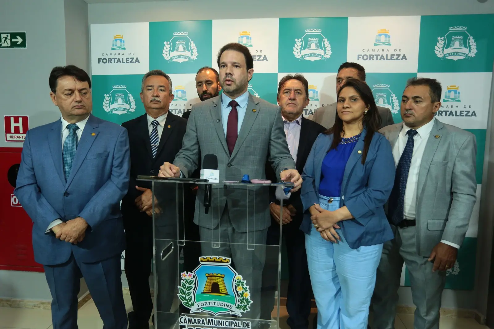 Foto da coletiva de imprensa na Câmara de Fortaleza.