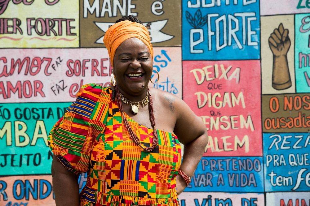 Pérola de Oyá é baiana de acarajé, produtora cultural e idealizadora do Ajeum de Oyá.