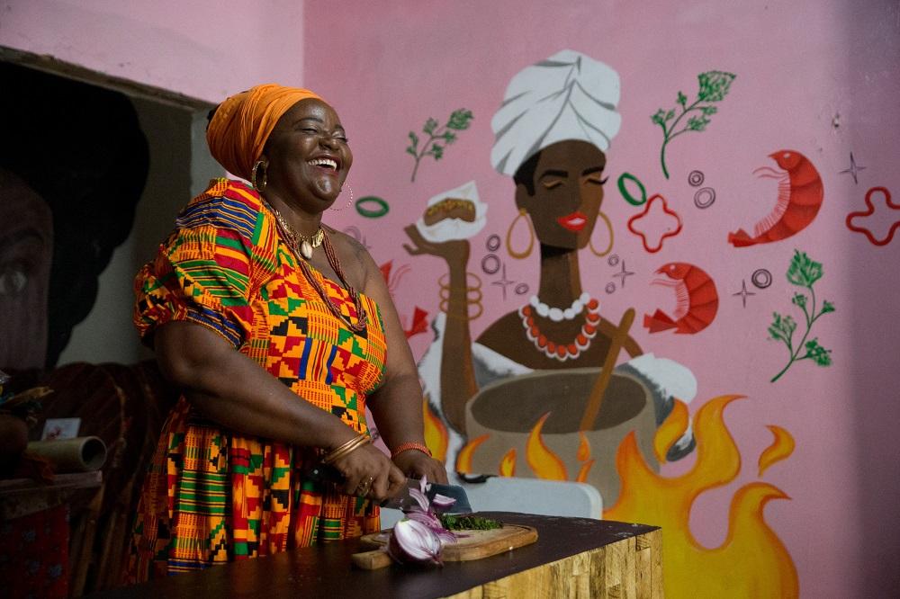 Na cozinha com a mãe desde menina, Pérola aprendeu a fazer acarajé aos 10 anos e nunca mais parou.