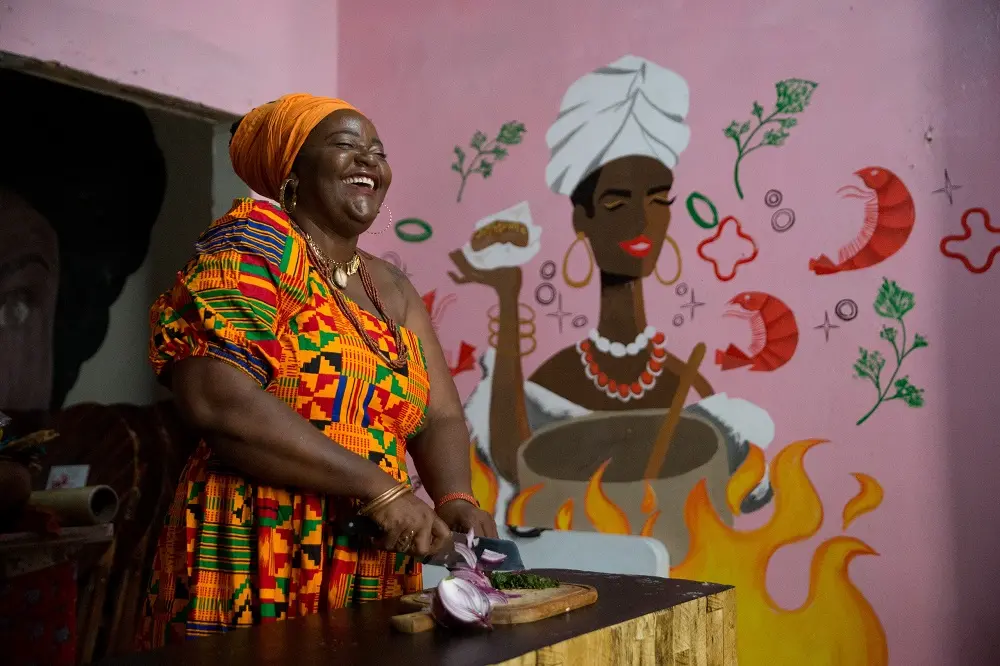 Na cozinha com a mãe desde menina, Pérola aprendeu a fazer acarajé aos 10 anos e nunca mais parou.