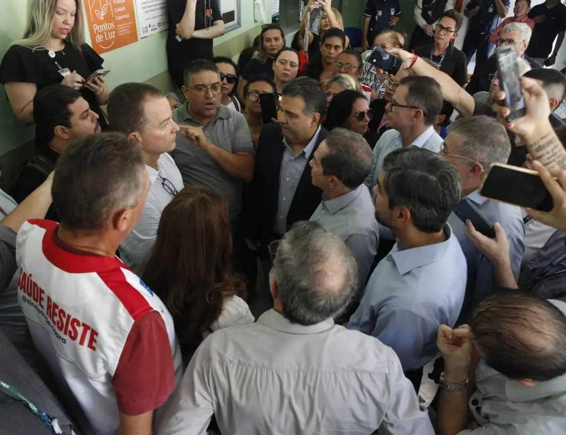 Foto mostra recepção do Hospital Geral Dr. César Cals durante visita de deputados estaduais da oposição à unidade.