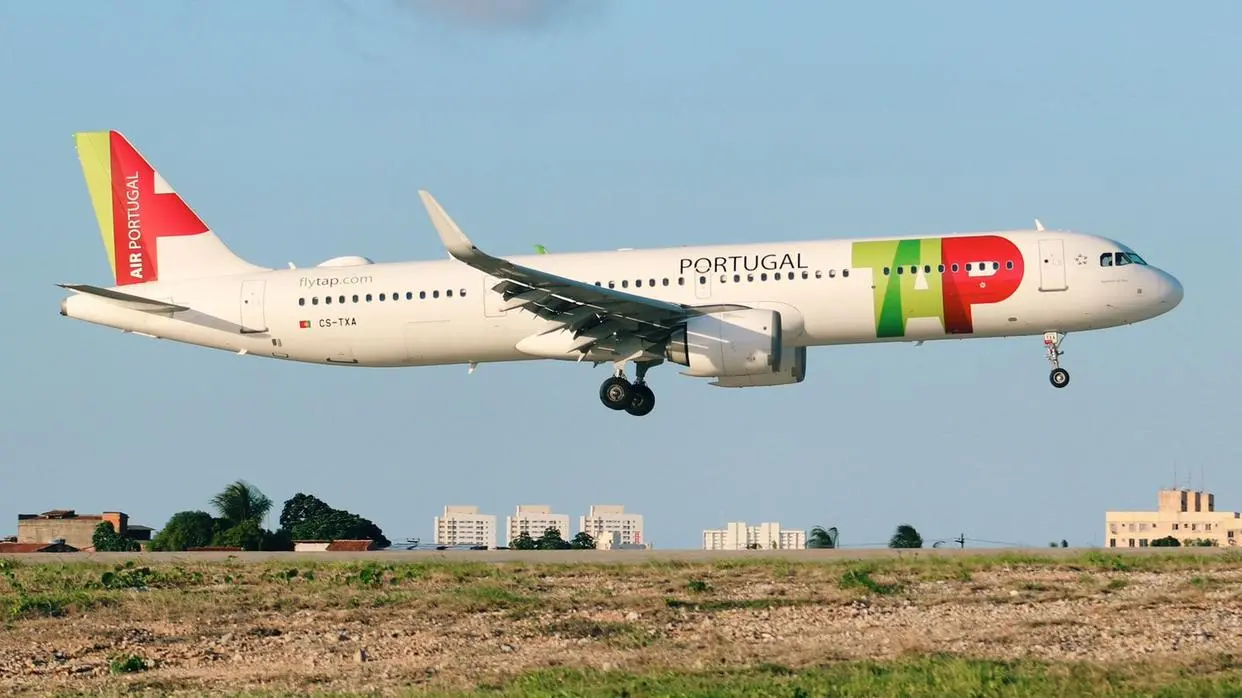Foto que contém aeronave pousando no Aeroporto Internacional de Fortaleza - Pinto Martins.