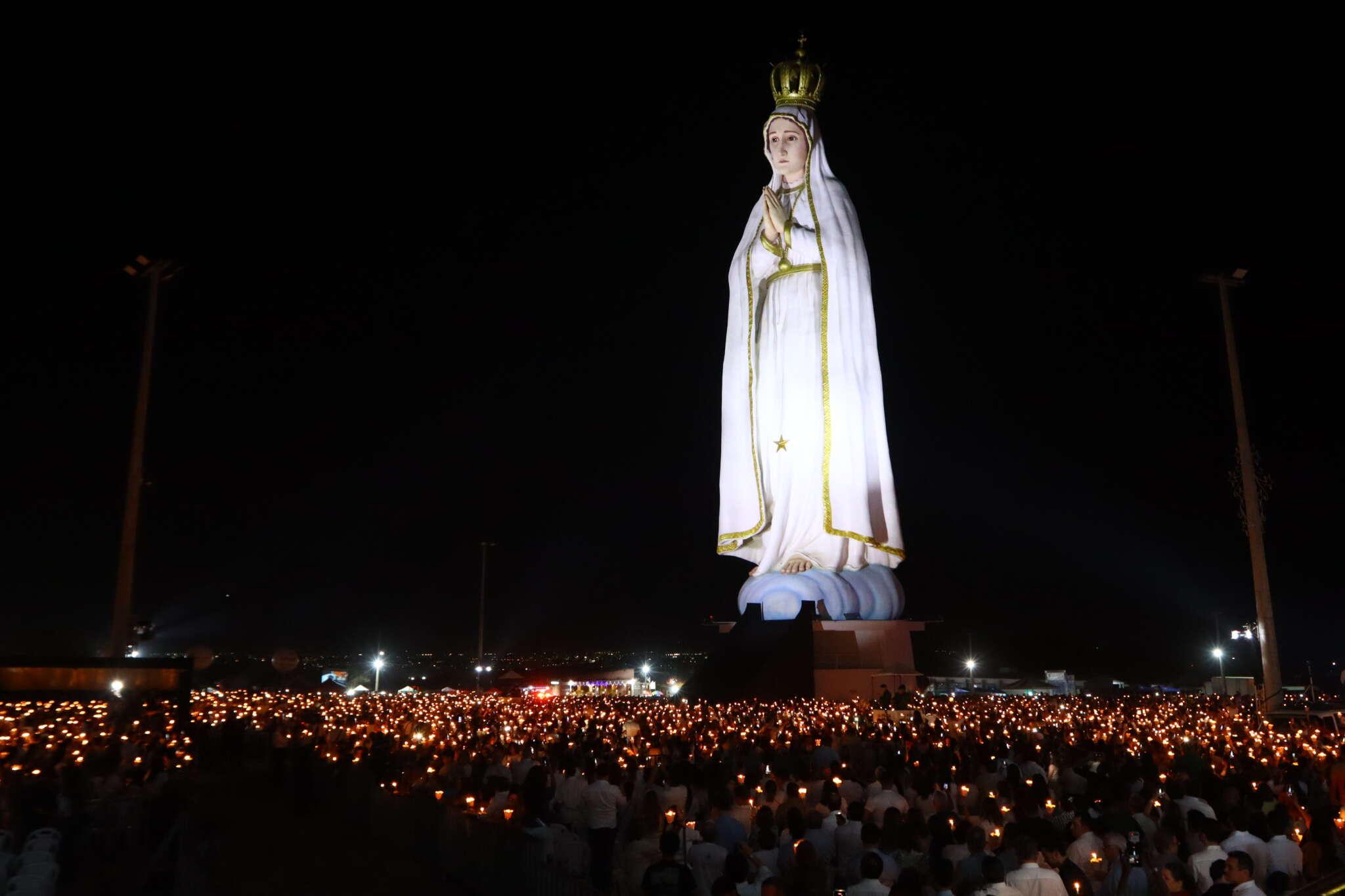Foto que contém a estátua de Nossa Senhora de Fátima no Crato.