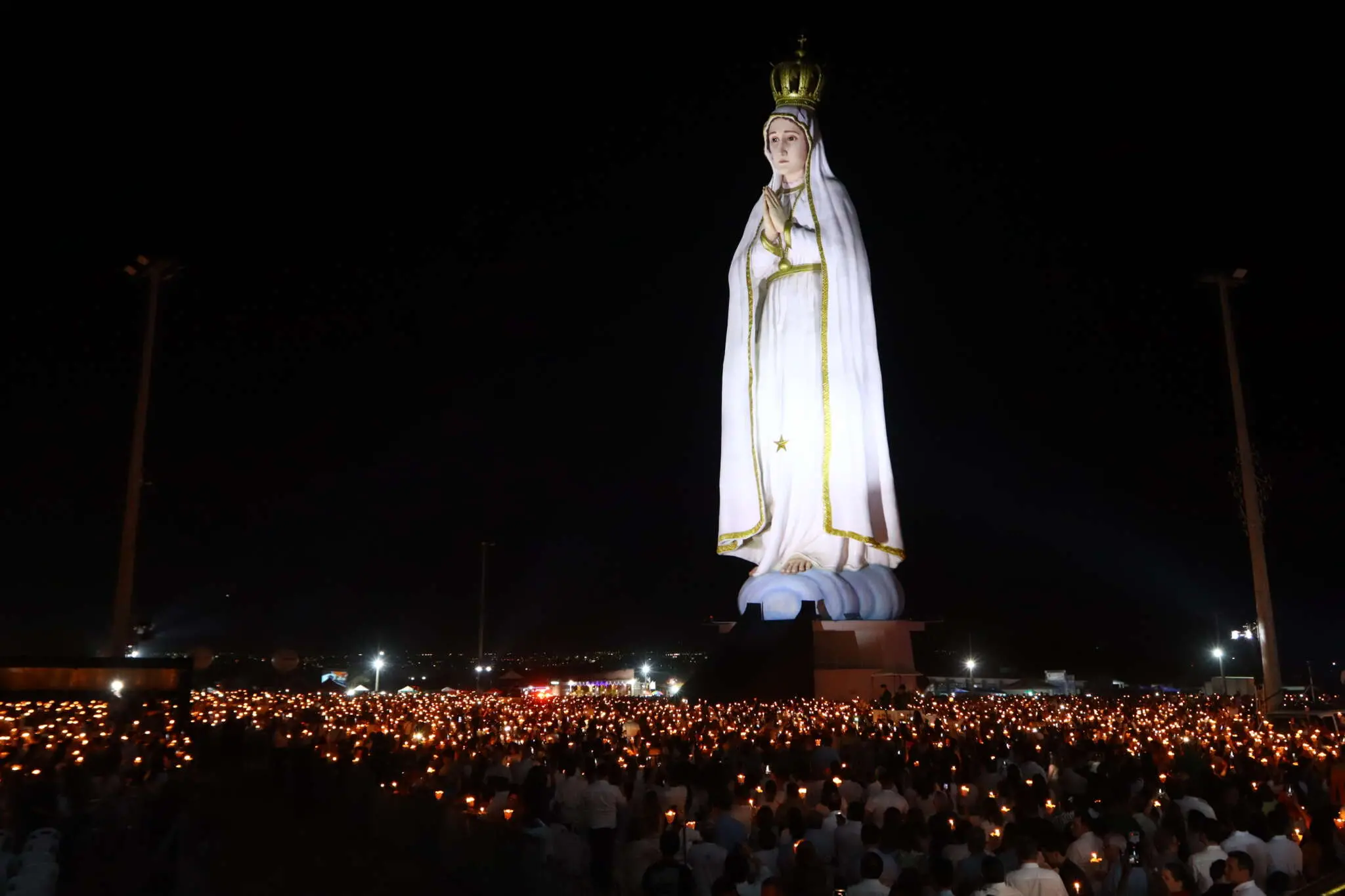 Foto que contém a estátua de Nossa Senhora de Fátima no Crato.