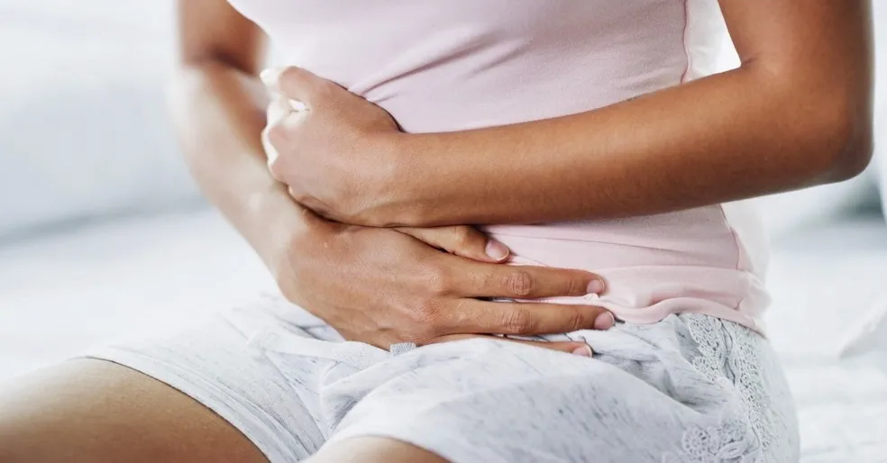 Condições como endometriose e adenomiose, que provocam dor além do fluxo intenso, são algumas das causas mais comuns de sangramento uterino anormal.