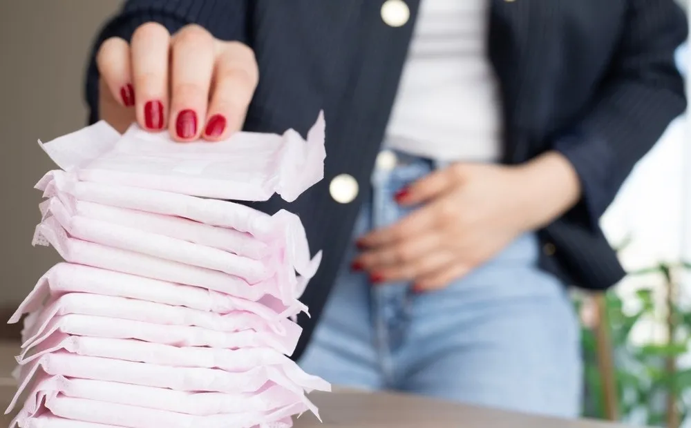 A troca frequente de absorventes devido ao fluxo intenso é um sinal de que há algo de errado com a menstruação.