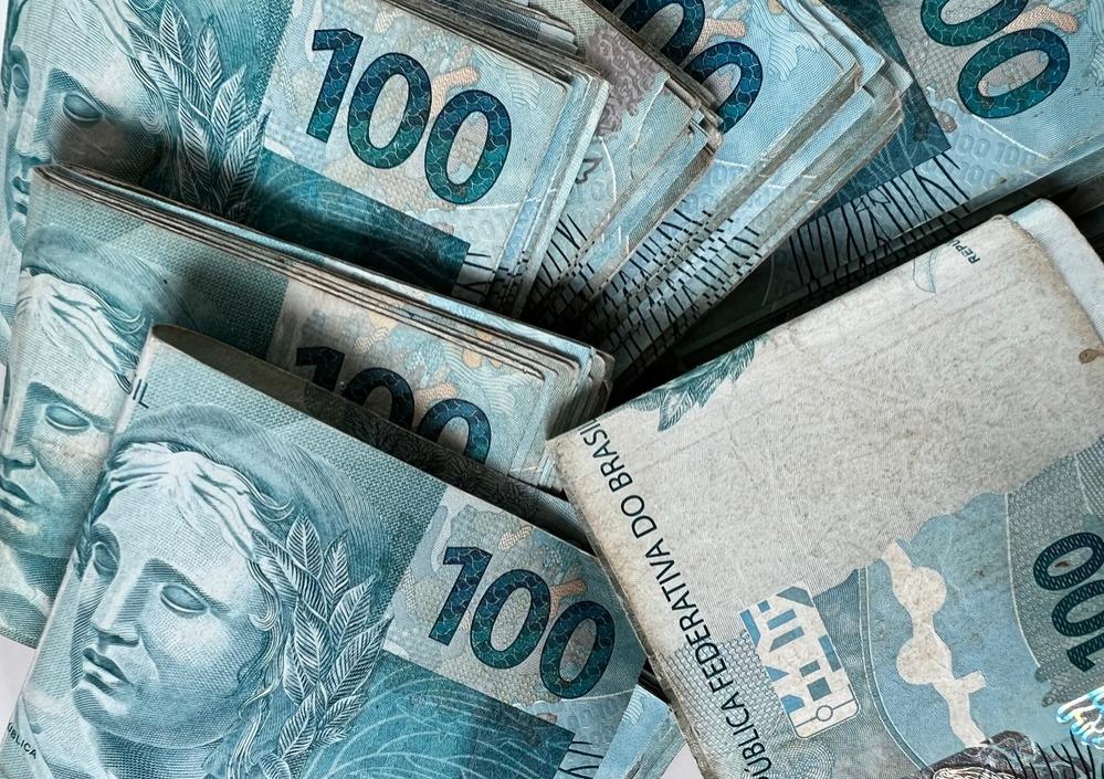 C&eacute;dulas de cem reais.