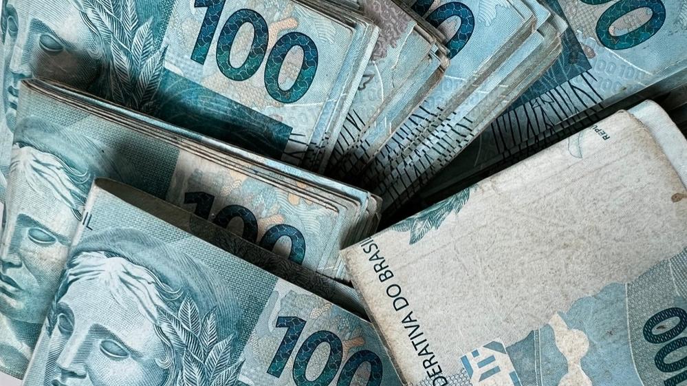 Cédulas de cem reais.
