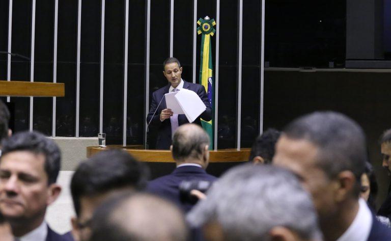 Guilherme Derrite, deputado relator do projeto, fala na tribuna da Câmara.
