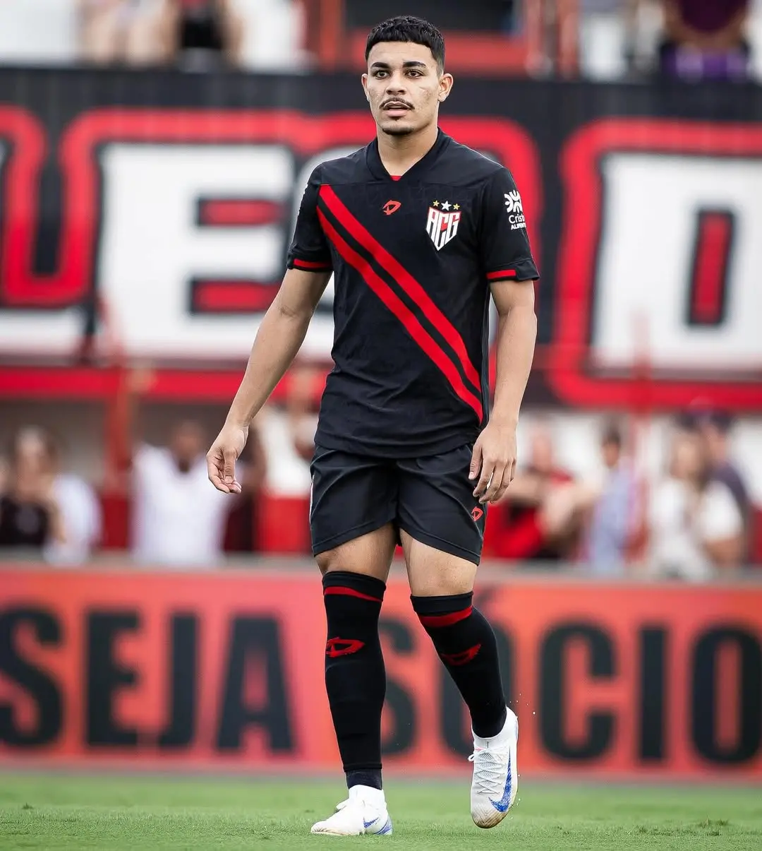 Kauan em ação pelo Atlético-GO