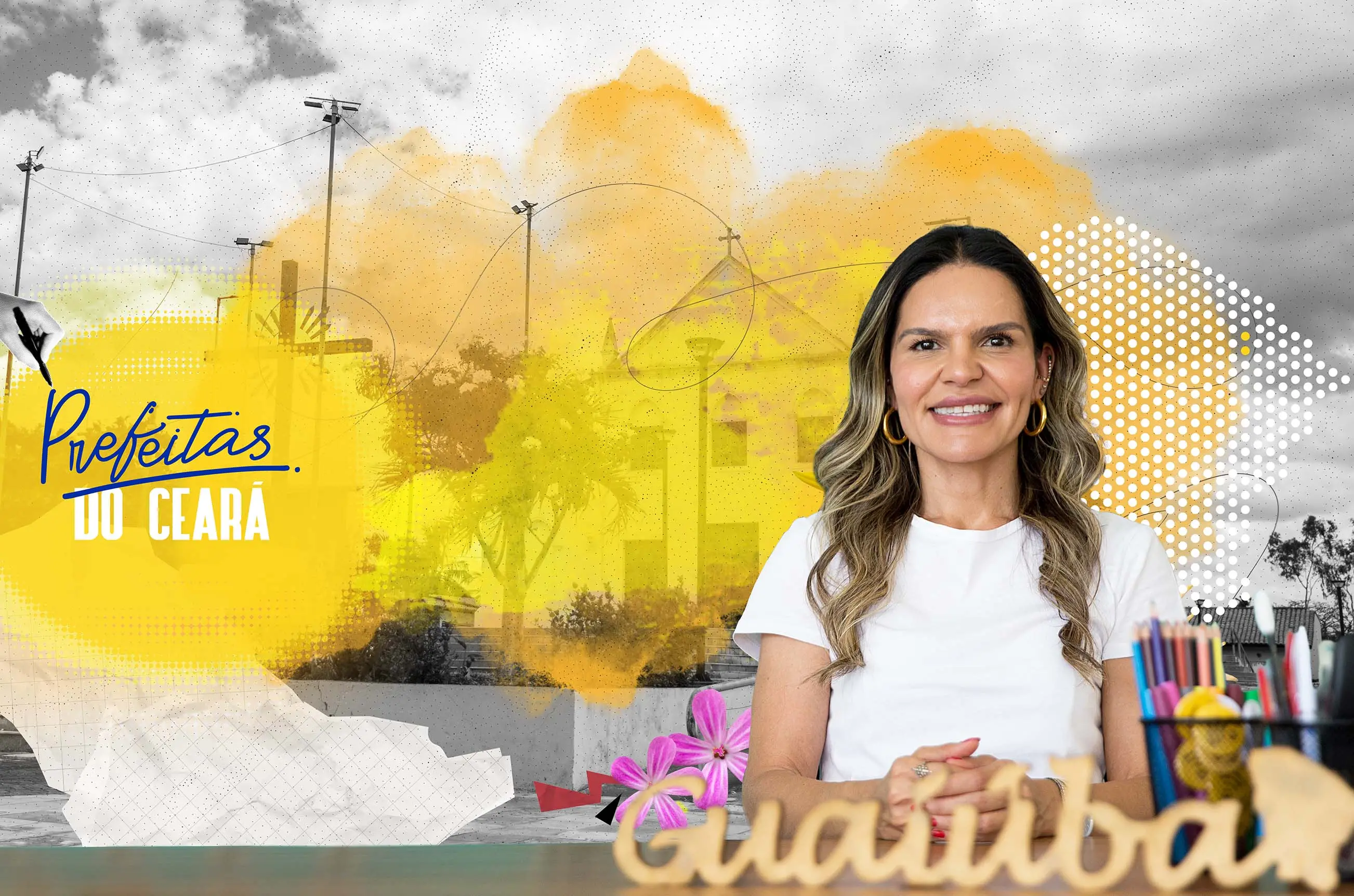 Izabella Fernandes, prefeita de Guaiúba, sentada à mesa, com materiais de escritório ao lado e o nome “Guaiúba” em destaque na frente. Ao fundo, uma montagem gráfica em tons de amarelo com elementos urbanos e o texto “Prefeitas do Ceará”.