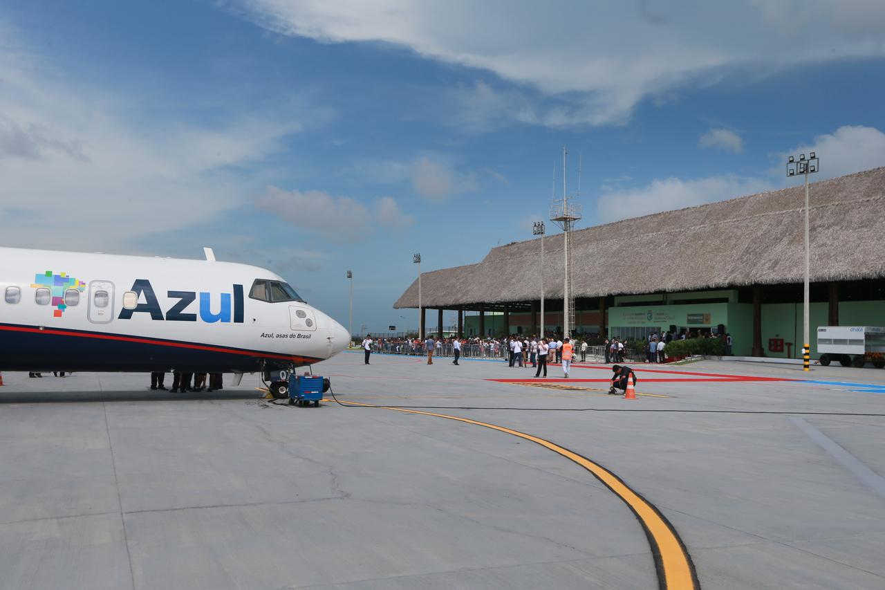 imagem mostra avião da companhia azul no aeroporto de aracati em 2019 quando o aeroporto recebeu seu primeiro voo comercial.