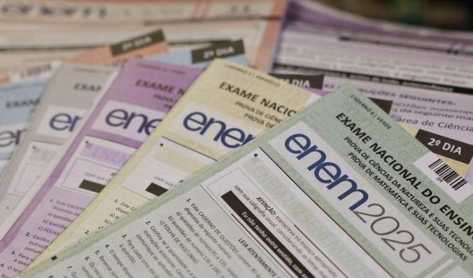Cadernos de diferentes cores do Enem.