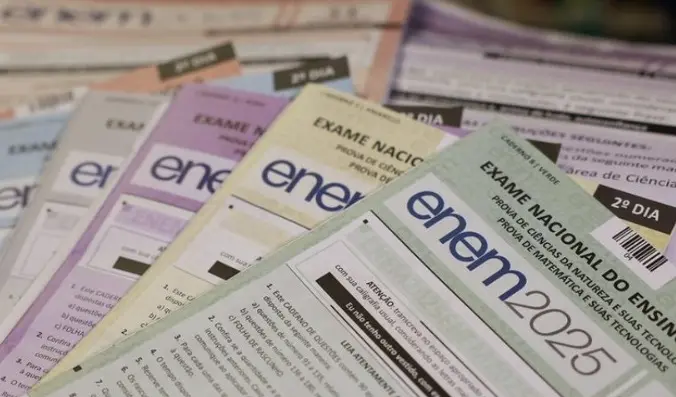 Cadernos de diferentes cores do Enem.