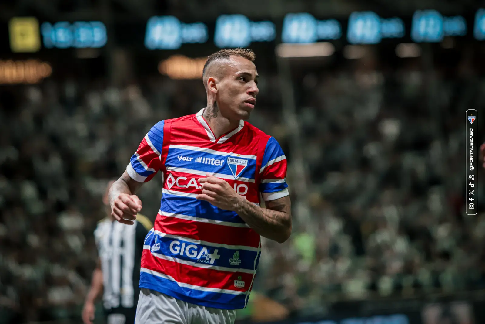 Breno Lopes em ação pelo Fortaleza