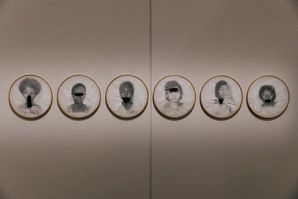 Obra 'Bastidores' (1997), de Rosana Paulino.