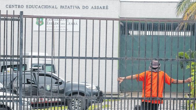 homem e viatura em frente ao centro patativa do assare, em fortaleza.