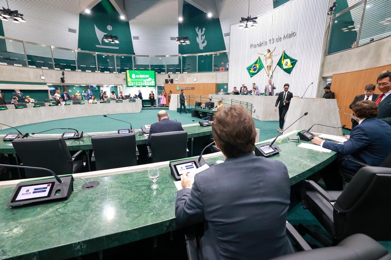 Deputados durante votação no Plenário 13 de Maio da Alece.
