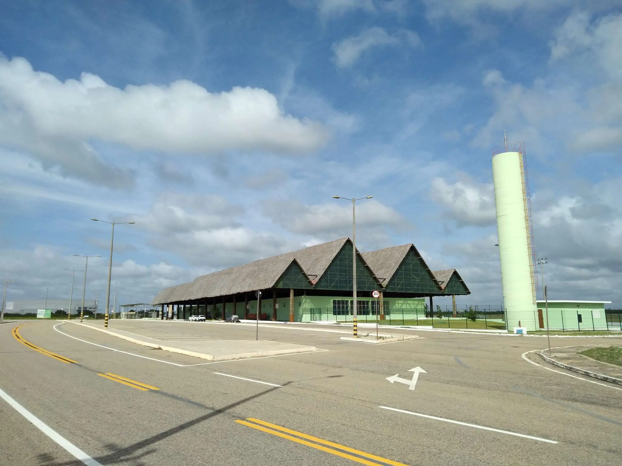 Foto que contém vista externa do Aeroporto de Aracati.