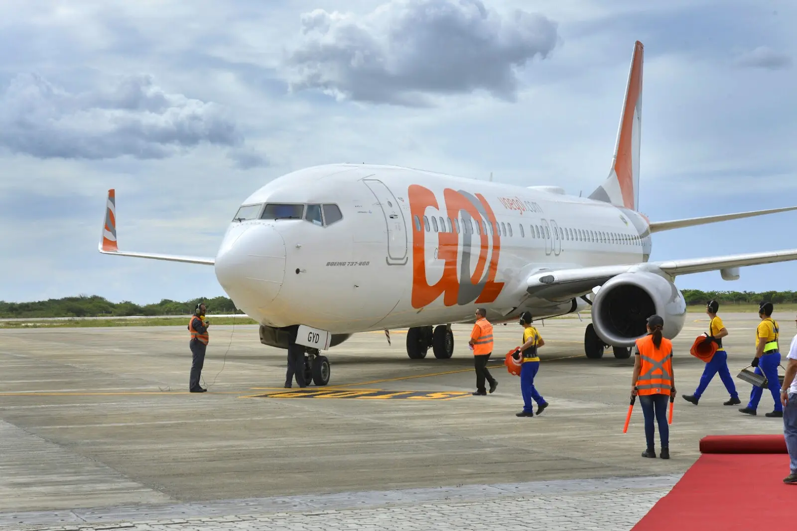 Foto que contém aeronave da Gol no aeroporto de Jericoacoara.