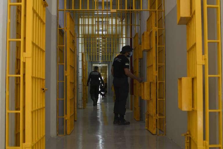 A imagem mostra policiais penais caminhando pelos corredores da Penitenciária Estadual de Segurança Máxima do Ceará.