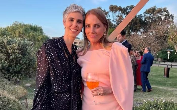 Leticia Prisco ao lado de Heloisa, durante uma festa.