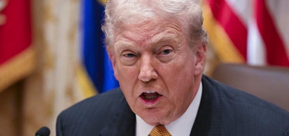 Donald Trump fala no Salão Oval.