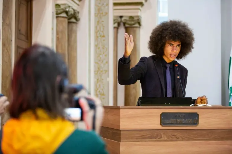foto do deputado Renato Freitas, deputado estadual do Paraná, em sessão na Câmara.