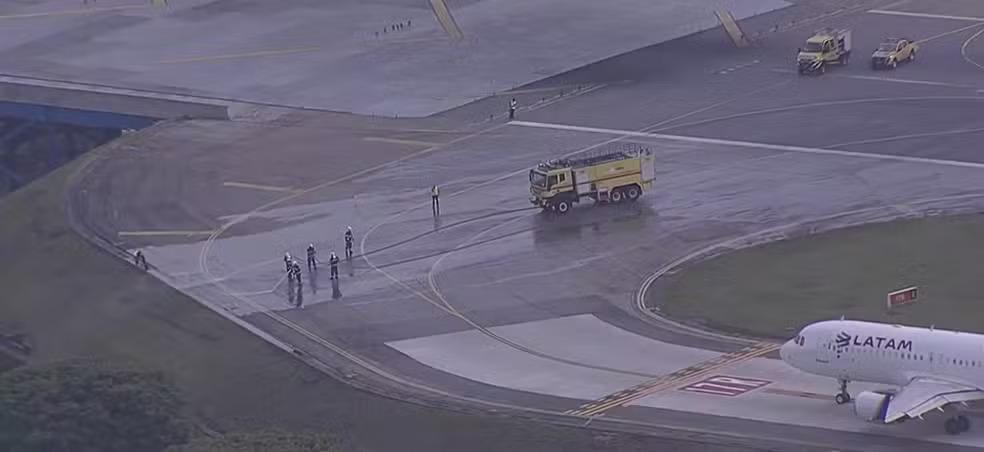 Foto mostra procedimento de limpeza da pista após vazamento de combustível no Aeroporto de Congonhas.