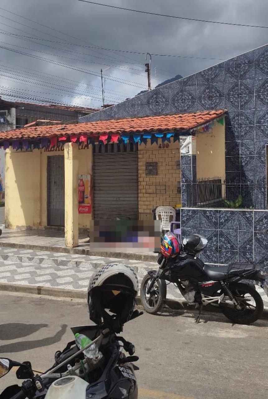 Foto mostra ponto comercial e os corpos dos homens mortos a tiros em Maranguape.