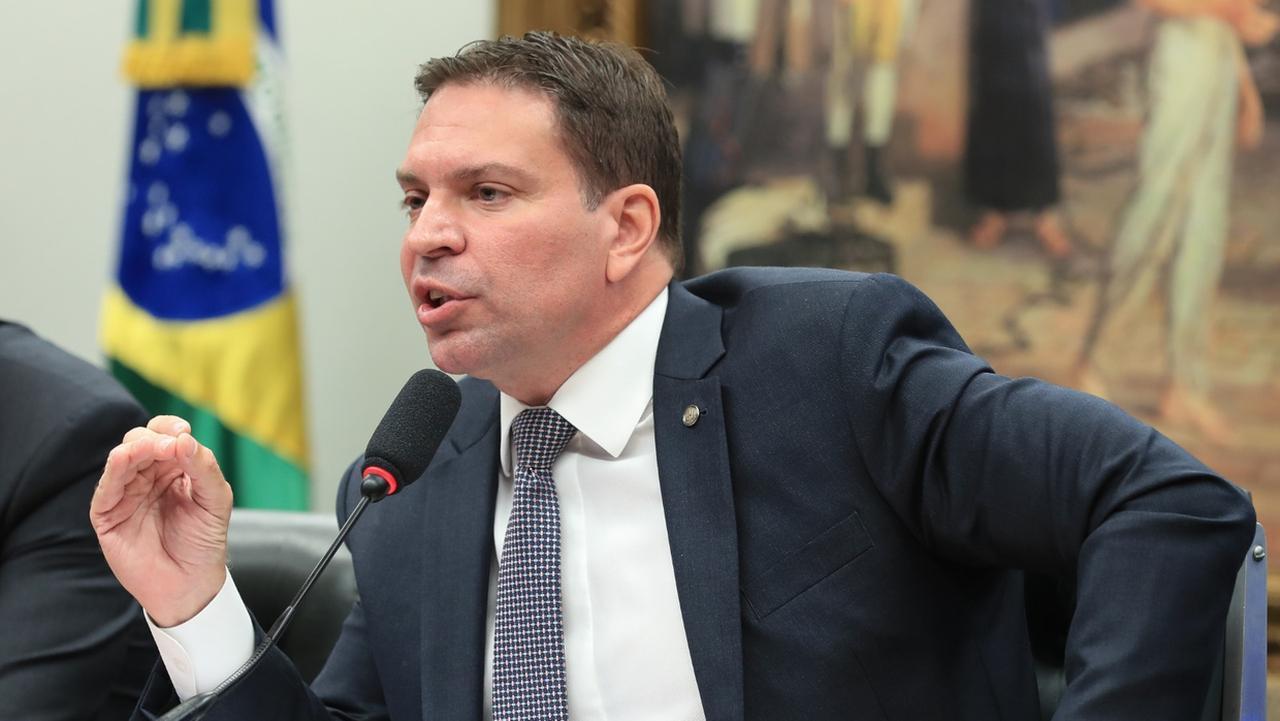 Foto mostra Alexandre Ramagem durante depoimento no Supremo Tribunal Federal (STF). Imagem usada em matéria sobre suspeita de fuga do deputado.