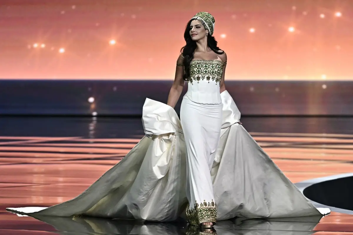 Miss Palestine Nadeen Ayoub sobe ao palco durante a apresentação nacional de figurinos do Miss Universo 2025 em Nonthaburi, ao norte de Bangkok, em 19 de novembro de 2025.