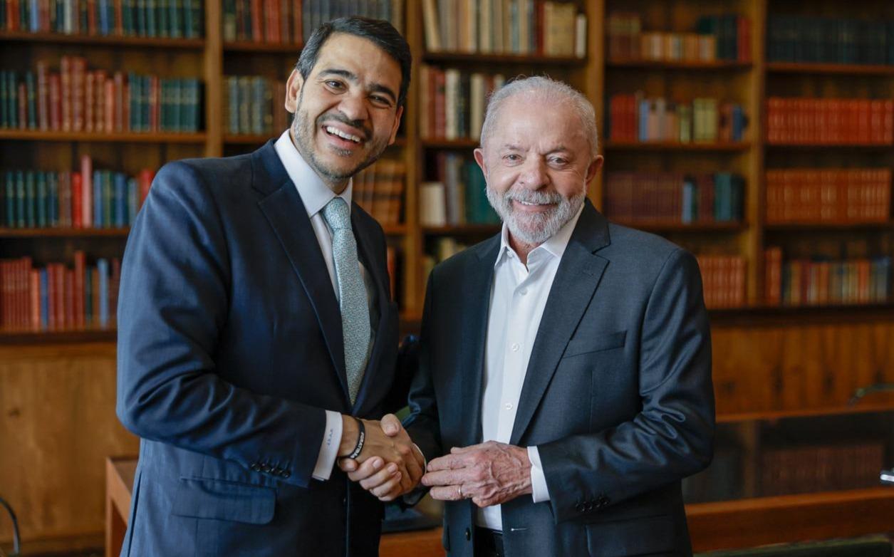 Lula e Jorge Messias no escritório da Presidência em um aperto de mãos.