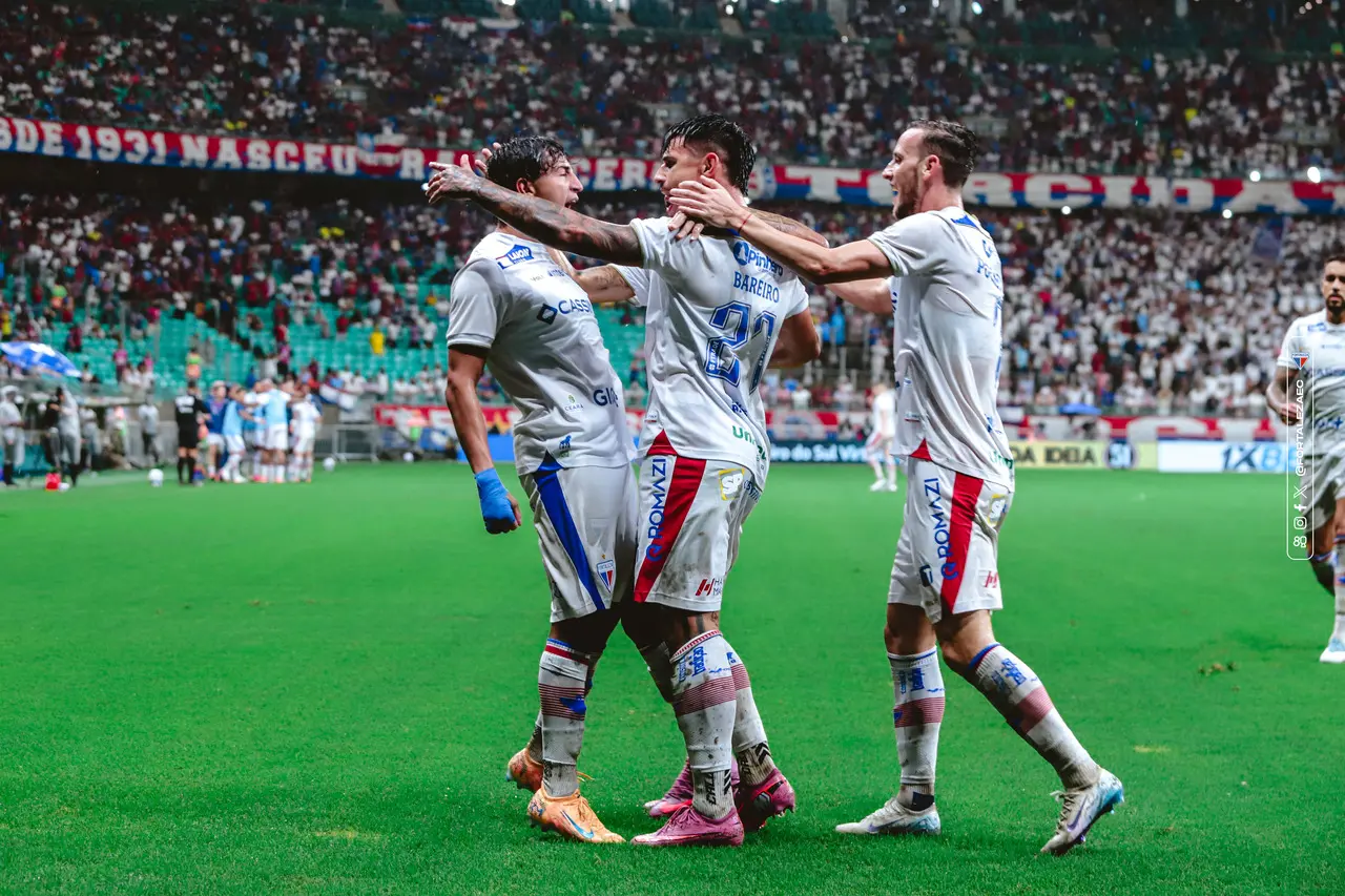 Atletas do Fortaleza comemoram um gol