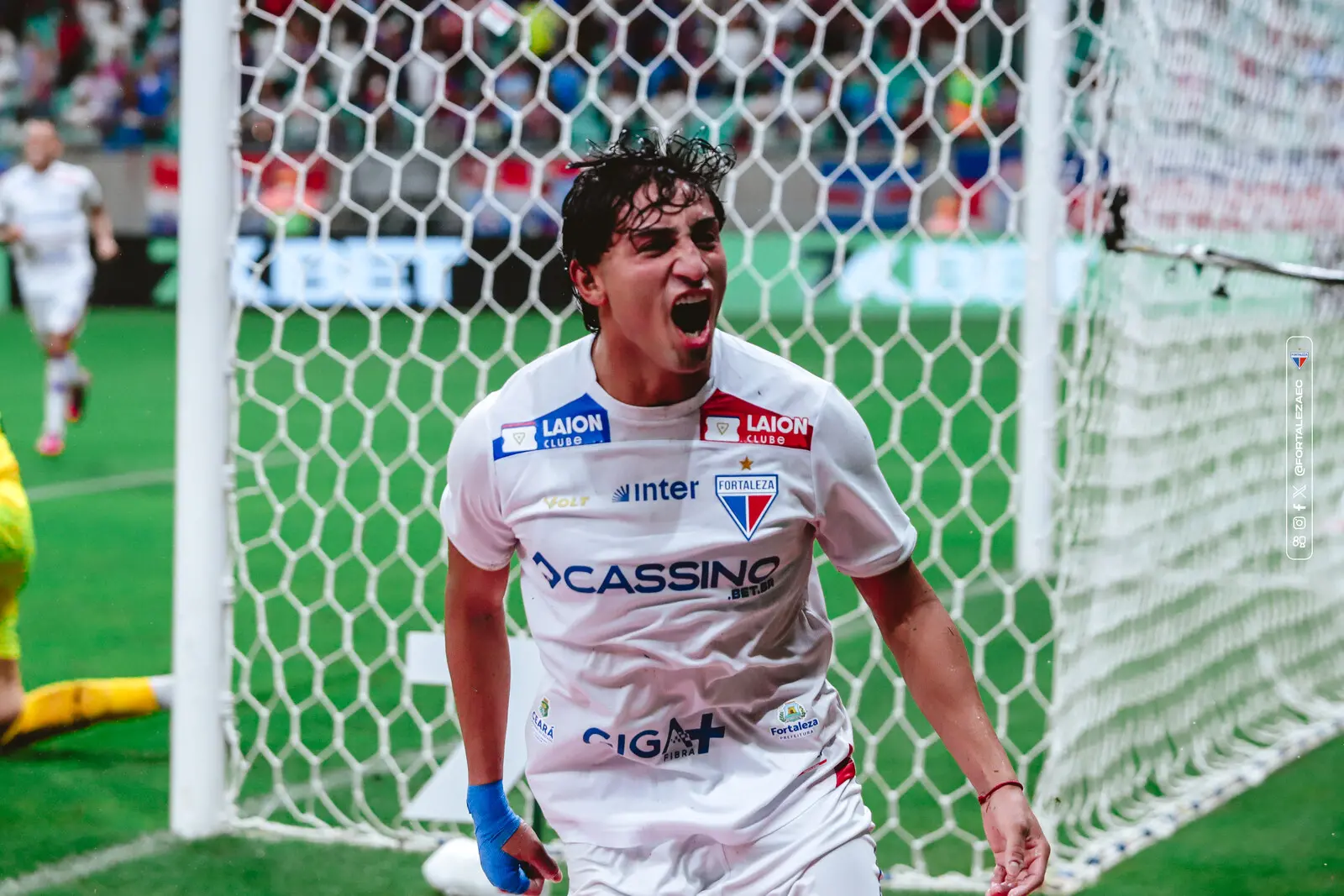 Atleta do Fortaleza comemora gol