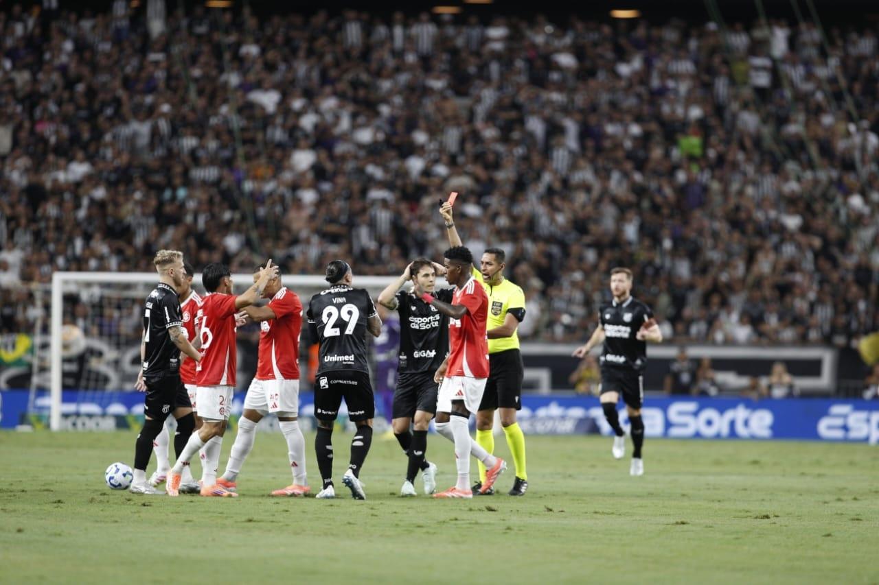 Foto de Vina, expulso com 4 minutos de jogo no Castelão