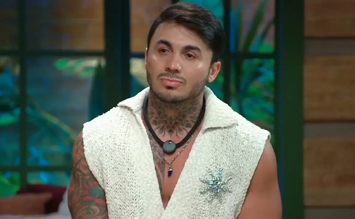 Imagem mostra o cantor cearense Wallas Arrais com olhos marejados durante eliminação do reality show a Fazenda.
