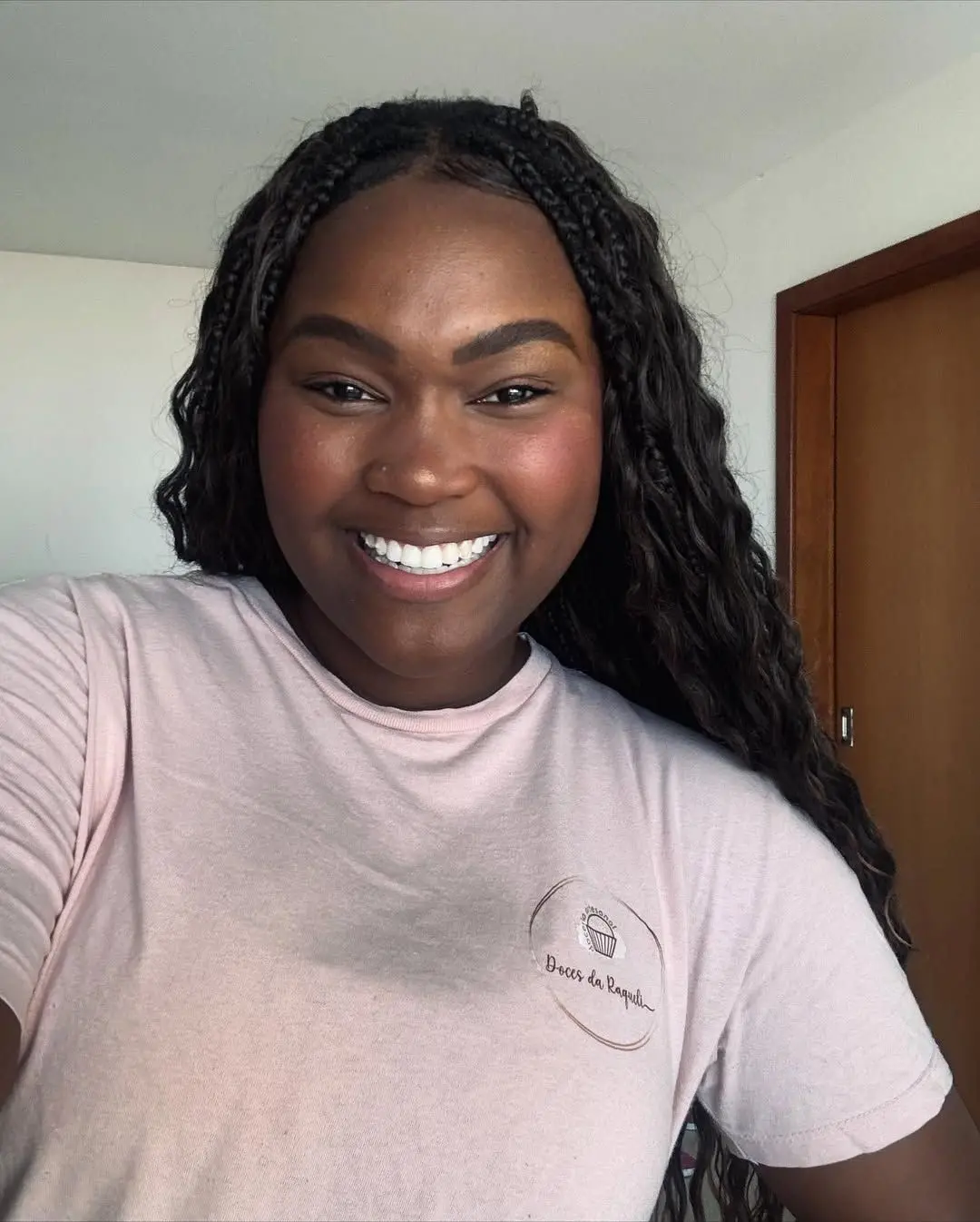 selfie da ex-bbb Raquele, que rebateu críticas nas redes sociais após retomar a venda de doces.