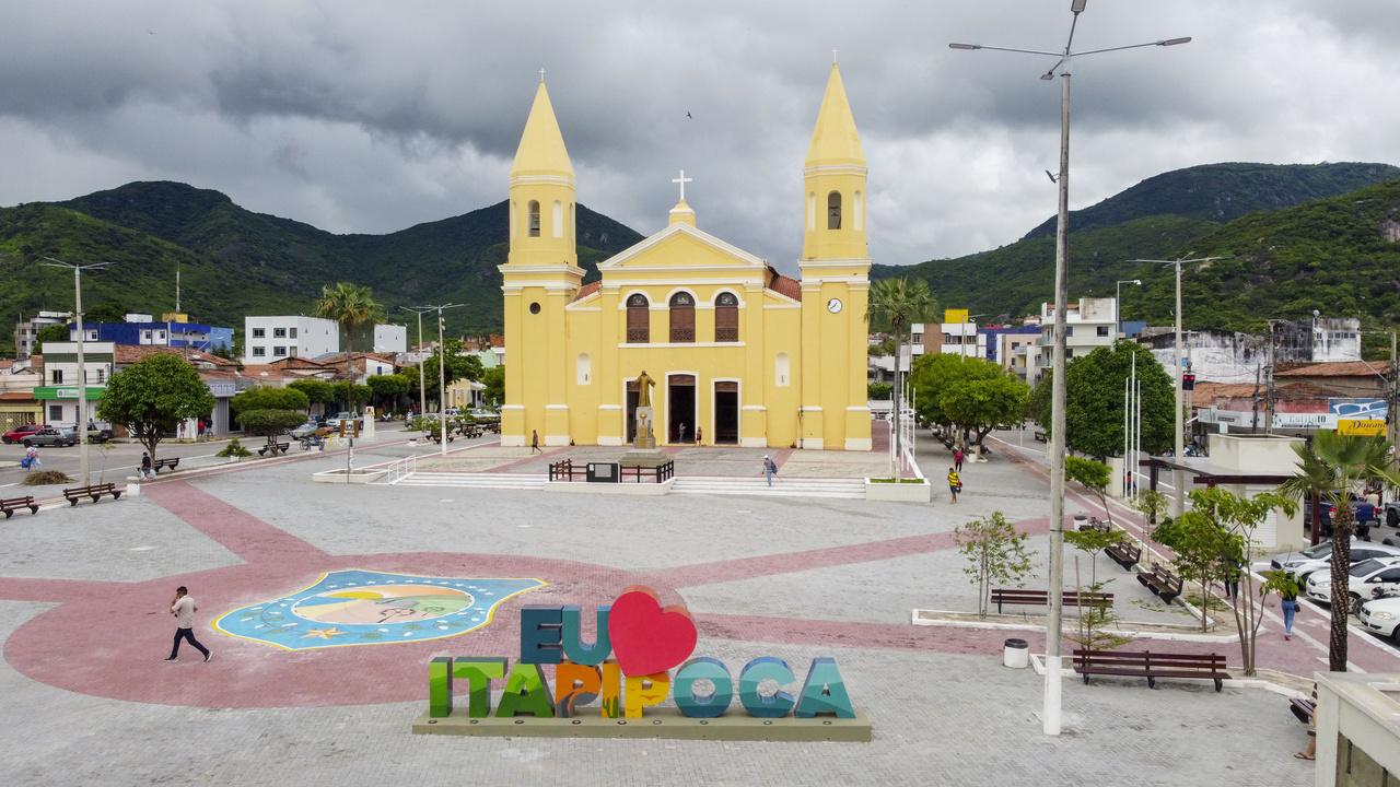 Vista parcial da praça da Igreja Matriz de Itapipoca, no Ceará.