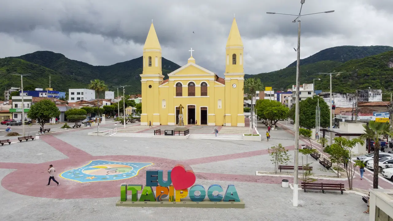 Vista parcial da praça da Igreja Matriz de Itapipoca, no Ceará.