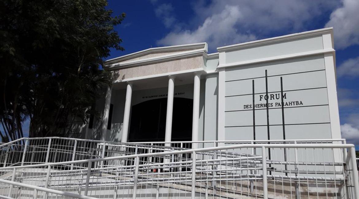 foto da fachada do forum na cidade do crato, ceara.