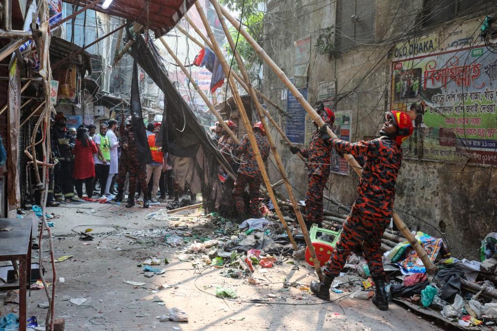 Bombeiro retira destroços causados pelo terremoto.