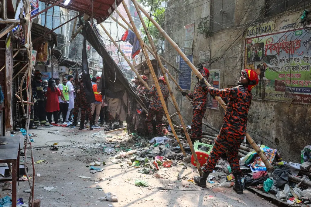 Bombeiro retira destroços causados pelo terremoto.