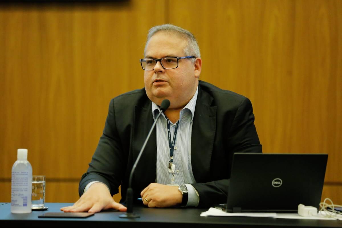 Imagem mostra o cearnse falando ao microfone. É um homem branco, grisalho e usa terno