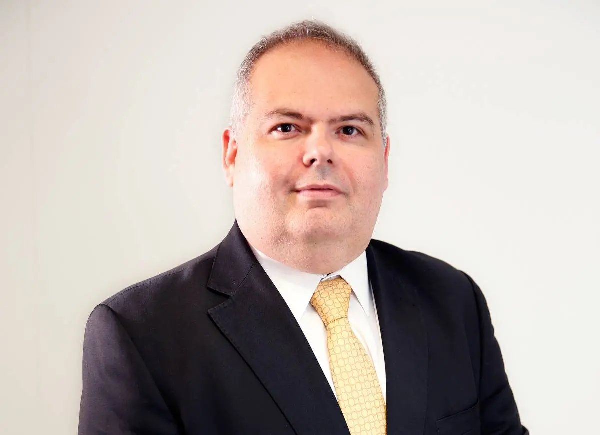 Duarte em foto posada. Ele veste terno.