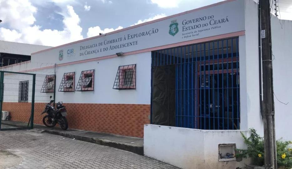A imagem mostra um prédio branco, com marrom, onde funciona a Delegacia de Combate à Exploração da Criança e do Adolescente, em Fortaleza.