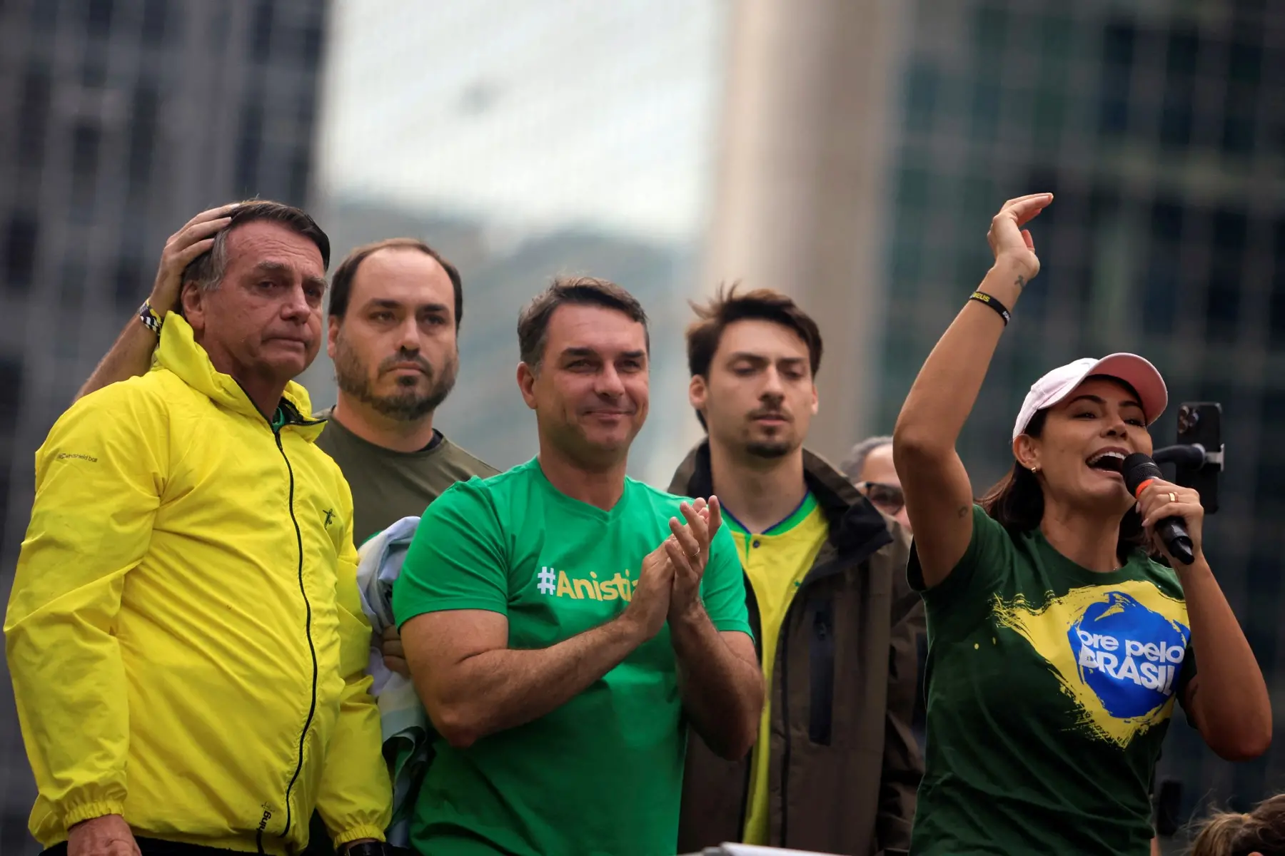Michelle Bolsonaro conversa ao lado de seu marido, o ex-presidente do Brasil, Jair Bolsonaro, e seus filhos Carlos, Flavio e Renan durante um comício na Avenida Paulista, em São Paulo, Brasil, em 6 de abril de 2025. O ex-presidente do Brasil, Jair Bolsonaro, liderou uma manifestação em São Paulo no domingo, a primeira desde que a Suprema Corte decidiu julgá-lo sob acusações de liderar um plano de golpe.