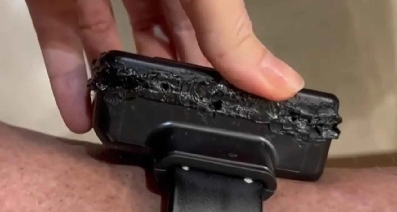 Tornozeleira eletrônica ficou com marcas de queimaduras após presidente usar ferro de solda para abrir dispositivo.