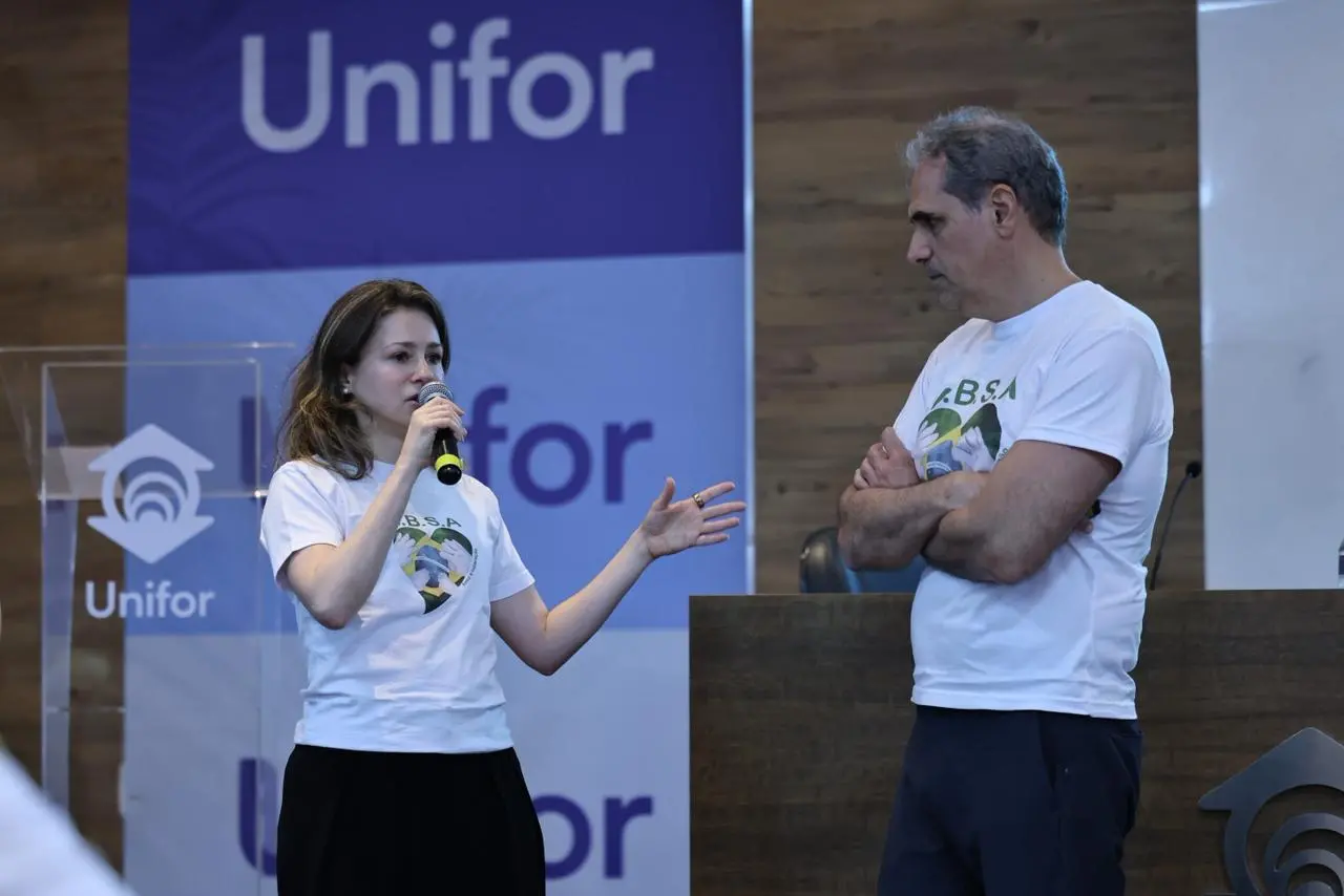 Natália Jereissati e Igor Macêdo palestram durante simpósio.