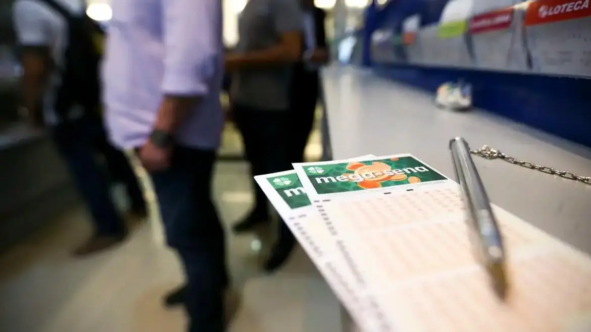 Foto mostra lotérica com bilhetes da Mega Sena em destaque.